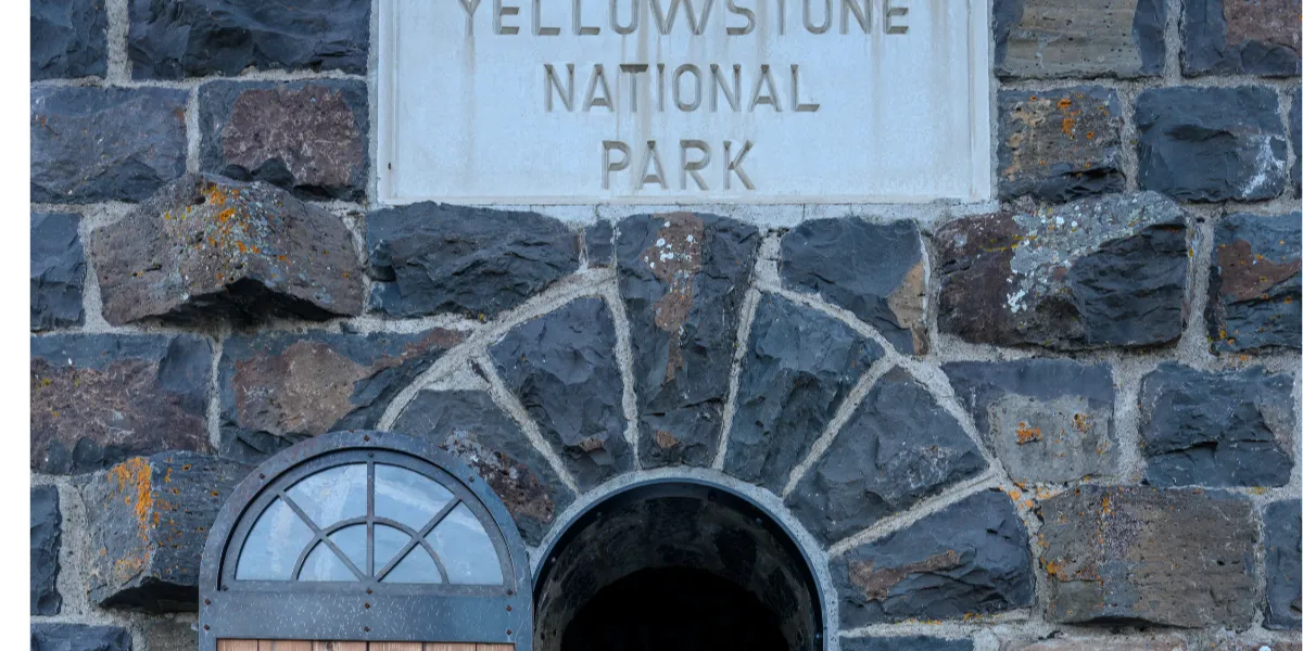 Entrada de Yellowstone National Park, donde los turistas pagan el recargo de 100 USD