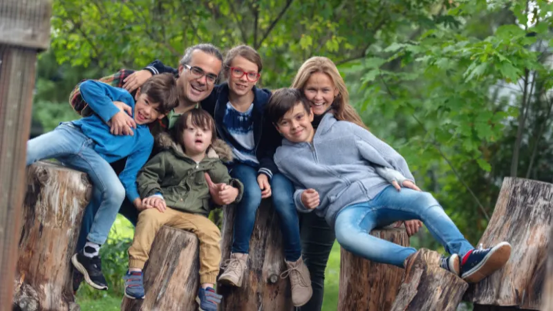 familia hispana celebrando en un destino barato de EEUU