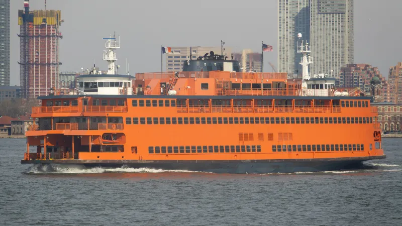 transporte accesible ferry Nueva York viajeros adultos mayores