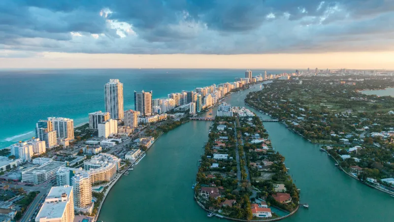 Miami para hispanohablantes — skyline de Brickell al atardecer