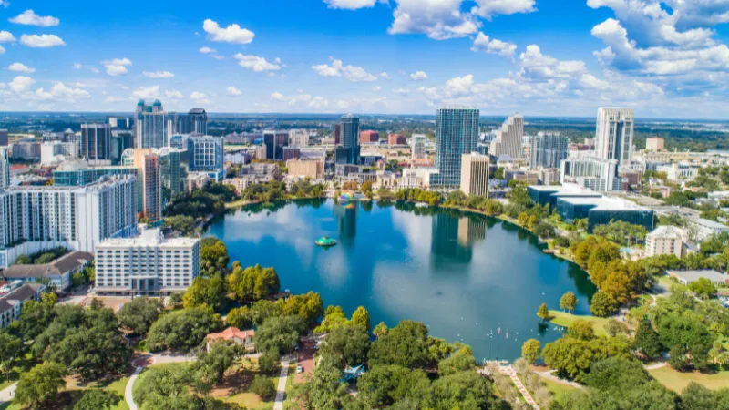 Vista aérea del lago Eola y el centro de Orlando, Florida