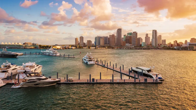 Puerto deportivo y skyline al atardecer en la costa de Florida