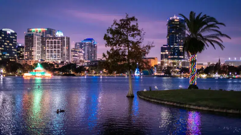 Lago Eola iluminado de noche en el centro de Orlando, Florida