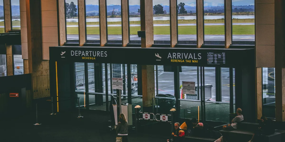 Trámites y derechos de pasajeros en aeropuertos internacionales