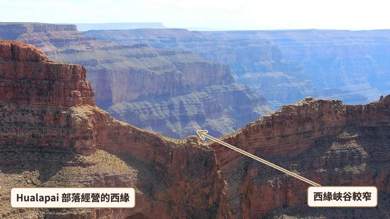 大峽谷西緣鷹岩一帶紅褐色岩壁，後方層層峽谷在薄霧中延伸
