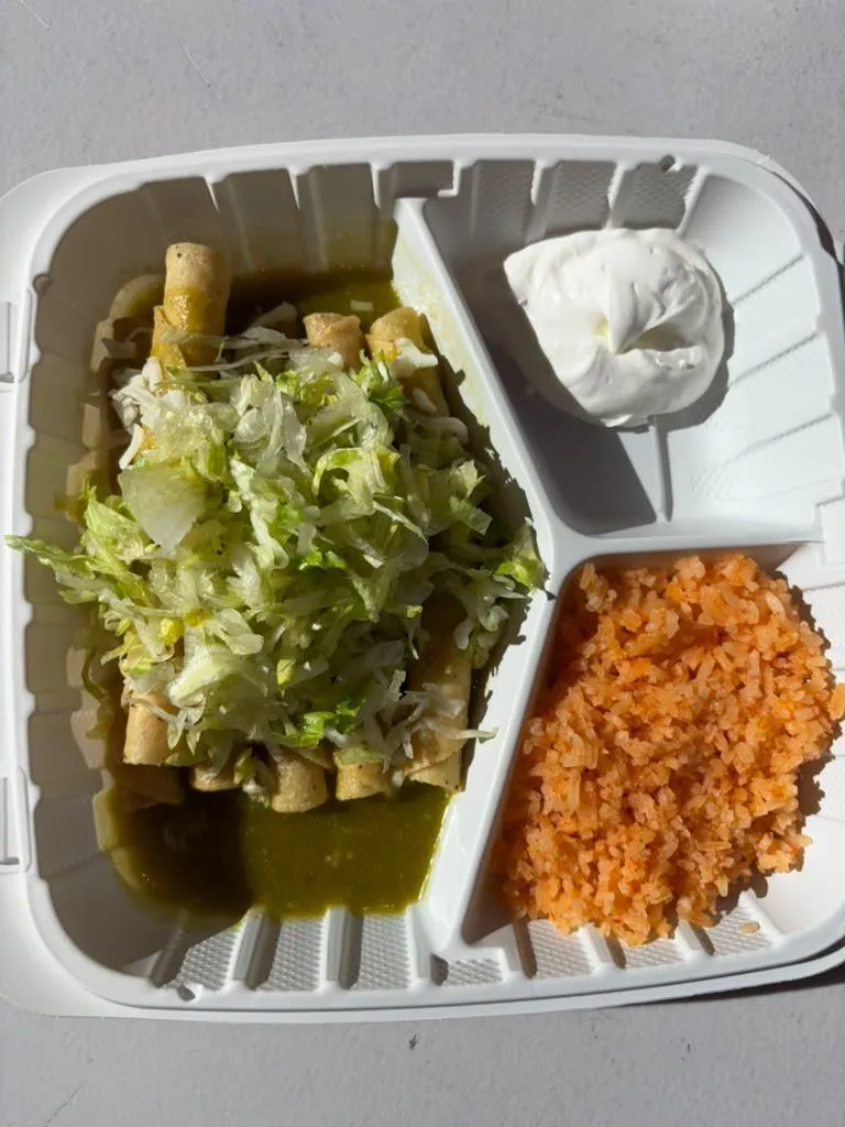 Flautas de Pollo Mojadas en Salsa Verde