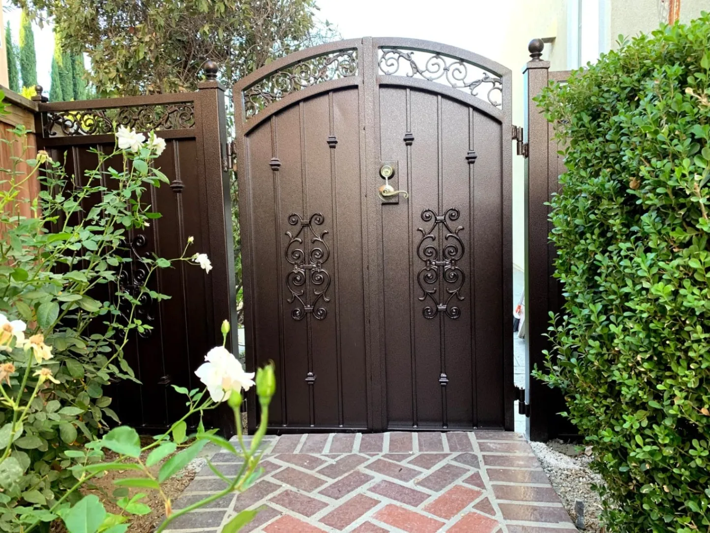 Side gate