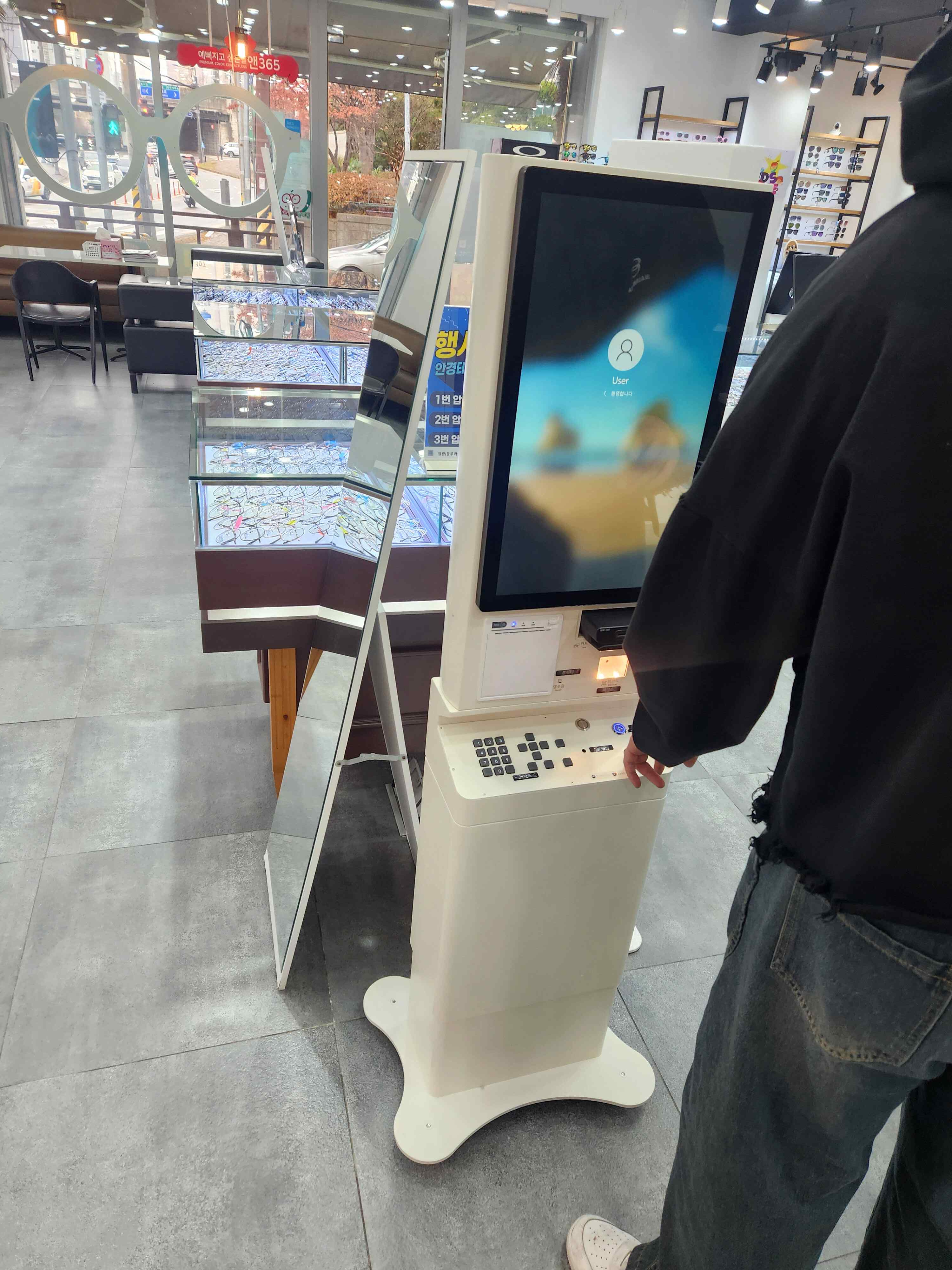안경매니져 석교점 배리어프리 키오스크 설치 후