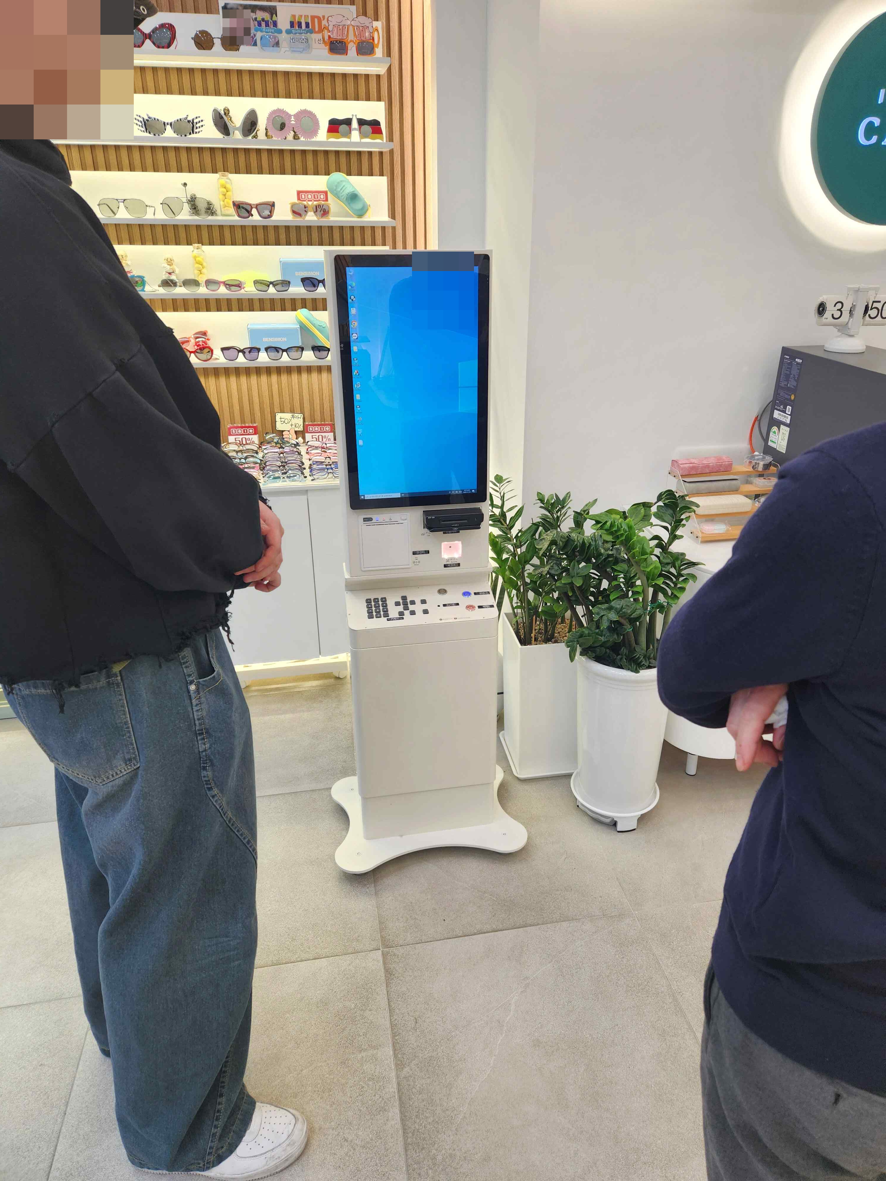 이노티안경 마산합성점 배리어프리 키오스크 설치 후