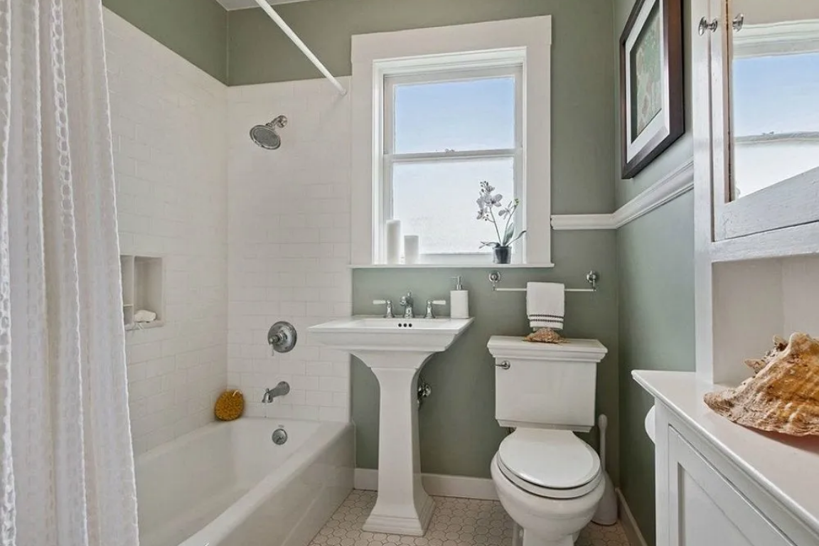 Rénovation salle de bain datée vers style spa moderne