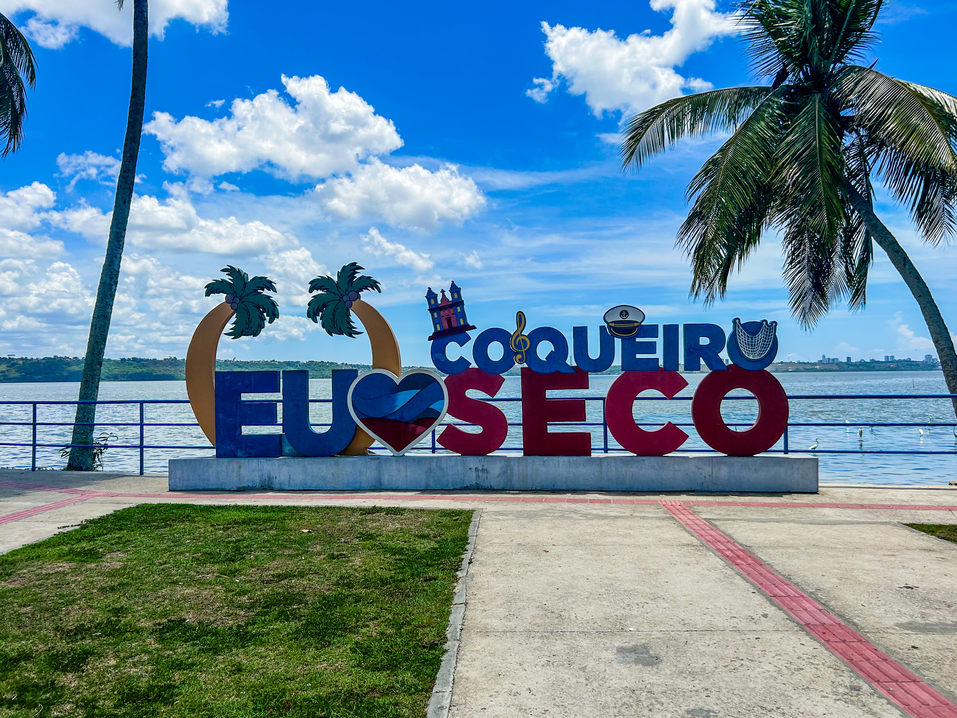 Totem Eu amo Coqueiro Seco