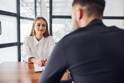 Les 10 questions intelligentes à poser au recruteur pour marquer des points