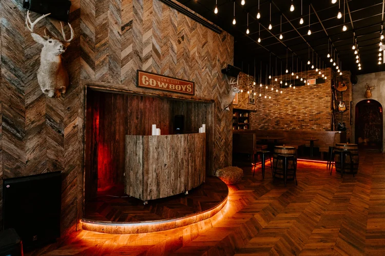 Common Country Bar 3