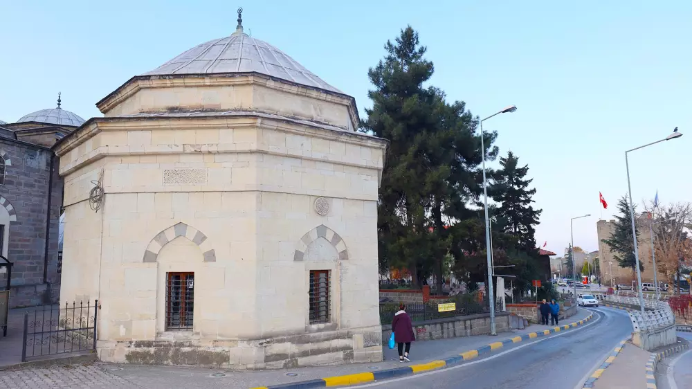 Gülbahar Hatun Denkmal