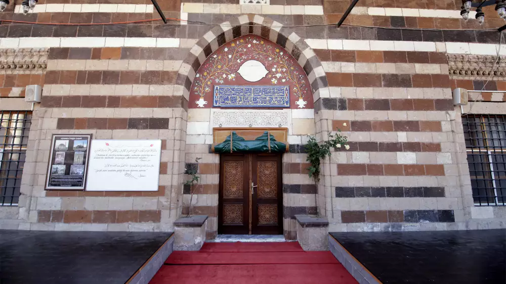 Мечеть Хюсревпаша.