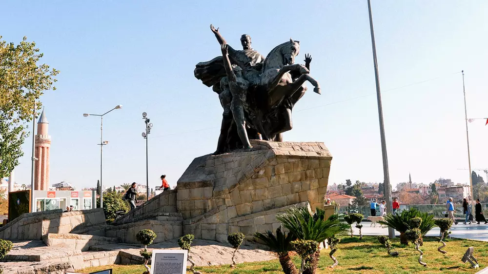 Памятник Ататюрка