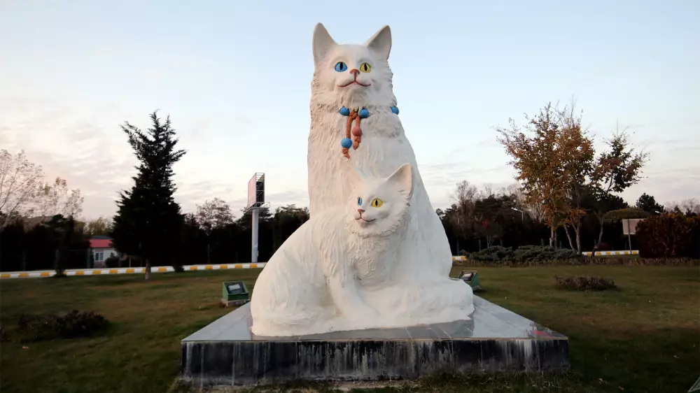 Скульптура Вaнской Кошки.