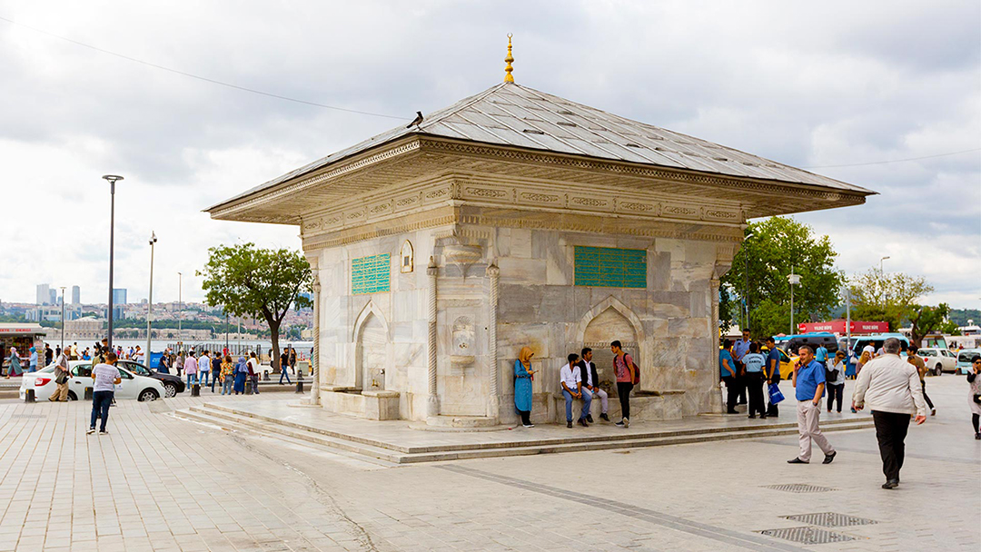 Sultan III. Ahmet-Brunnen (Historischer Brunnen auf dem Üsküdar-Platz)