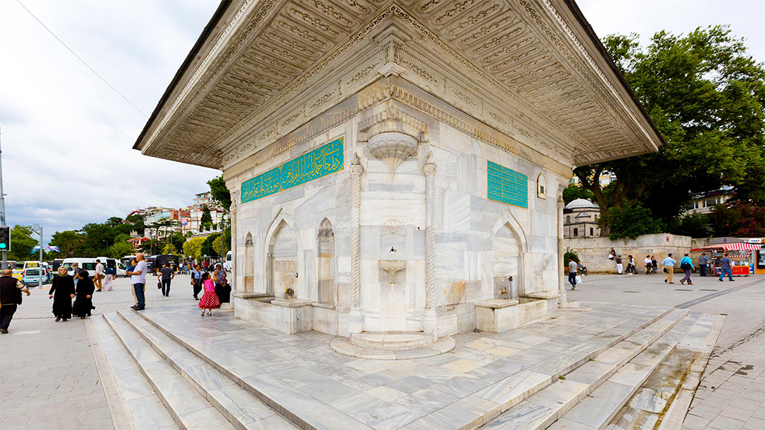 Sultan III. Ahmet-Brunnen (Historischer Brunnen auf dem Üsküdar-Platz)
