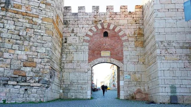 Bursa Kalesi (Saltanat Kapısı)