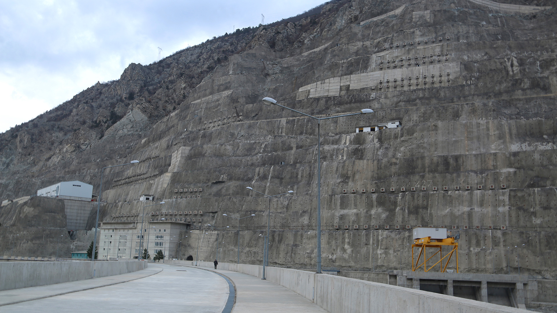 Deriner Barajı ve Hidroelektrik Santrali