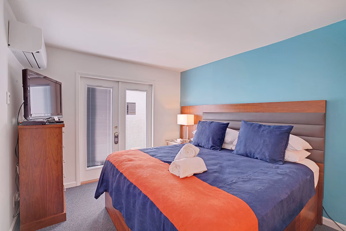 Inndulge -- A Modern Gay Men's Resort photo 4