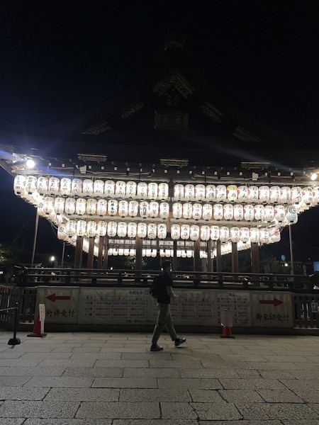 夜晚的八坂神社