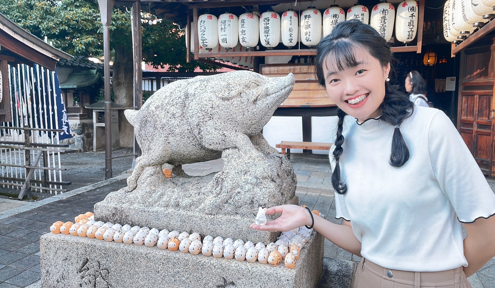 山豬神社 - 手上有兔子的五朵小花與山豬雕像