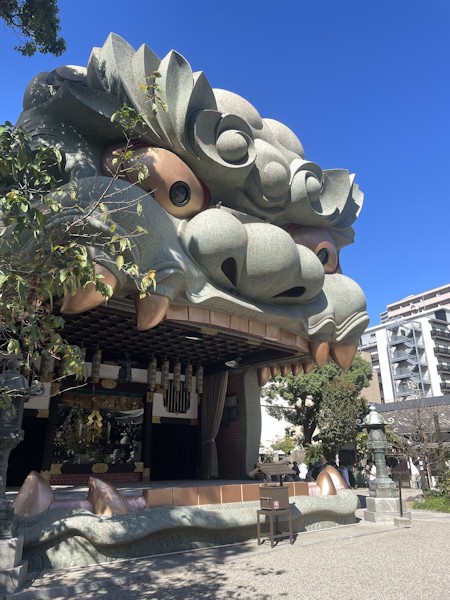 難波八坂神社 - 獅子大開口