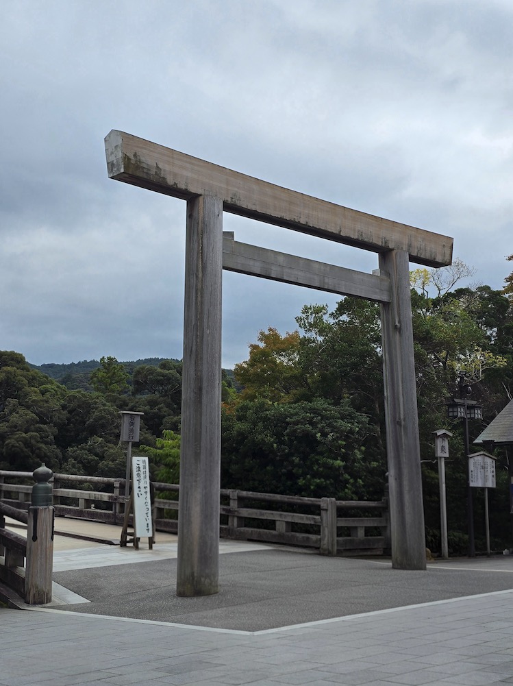 宇治橋前高聳的鳥居