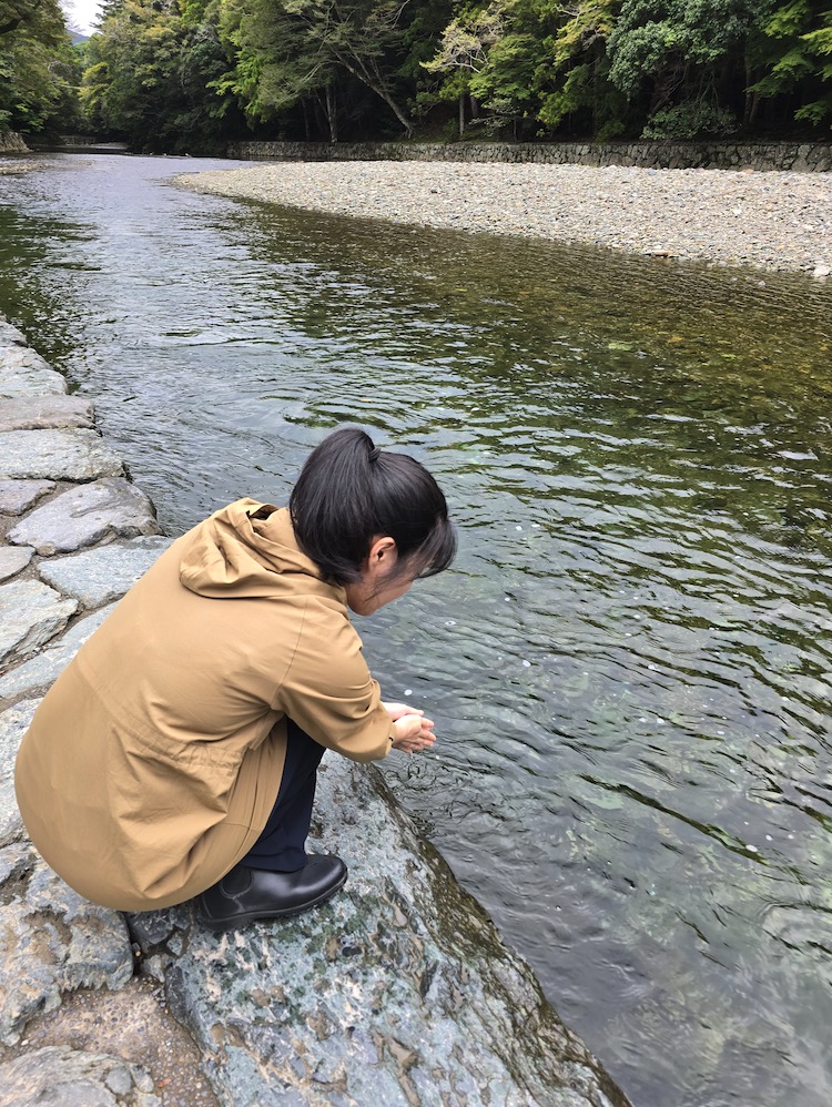 在五十鈴川洗手洗得樂此不疲的五朵小花