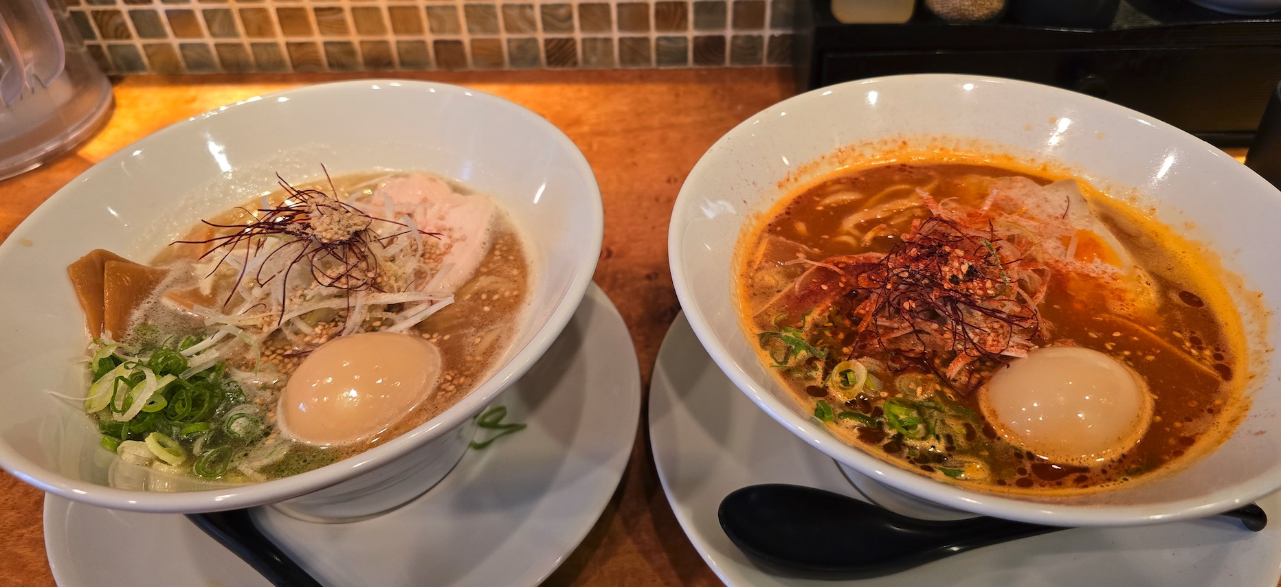 猿之助麵屋 - 雞白湯拉麵配糖心蛋 (左)、香辣味噌白湯拉麵配糖心蛋 (右)