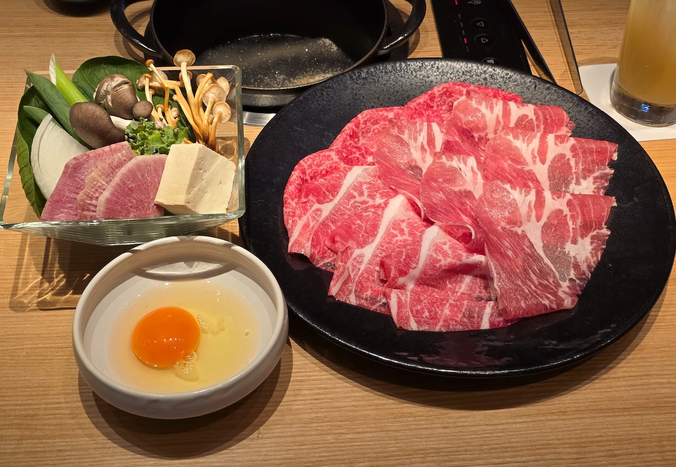 TSUKADA KITTE大阪店 - 精選蔬菜、生蛋、薩摩牛 (上三片)、神戶牛 (左三片)、融化豬肉 (右五片)