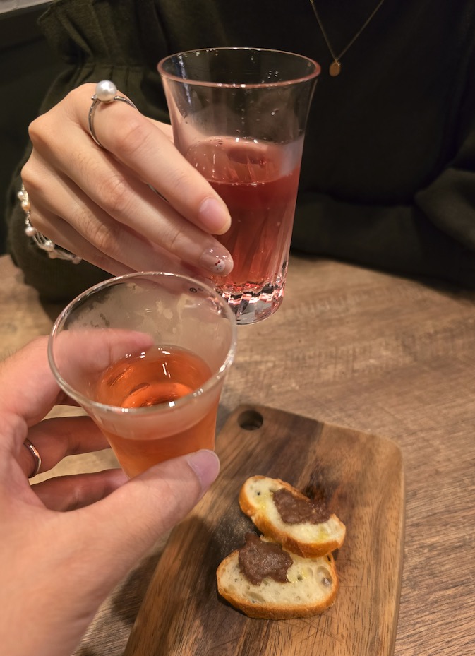 神戸牛ステーキ Vesta - 黑醋栗蘇打 (上)、樽生氣泡酒 (中)、牛肉片麵包 (下)