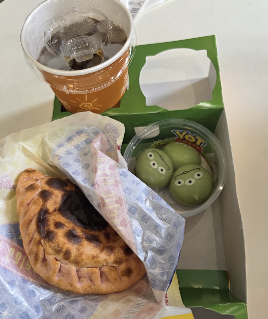 東京迪士尼樂園 - 雞肉蕃茄口袋披薩套餐與三眼怪麻糬