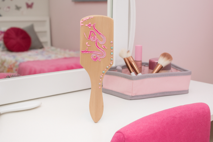 Personalized Elegance – Hand-Painted Wooden Hairbrush