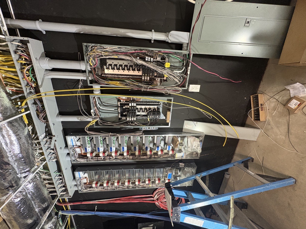 Electrical Experience — Víctor Flores