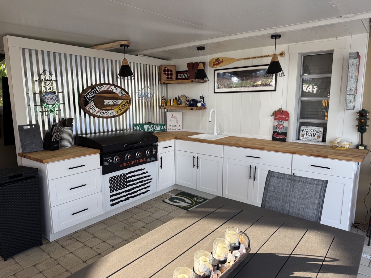 Outdoor kitchen — TA Sunshine Properties