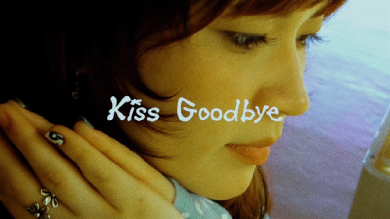 Kiss Goodbye MV 写真 1