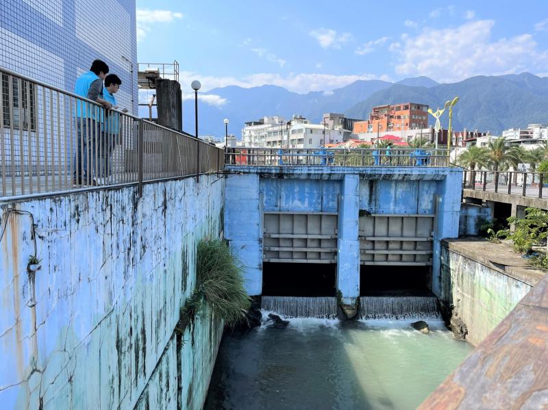 花蓮市萬壽大排遭傾倒油污 後續由縣府稽查取締中

