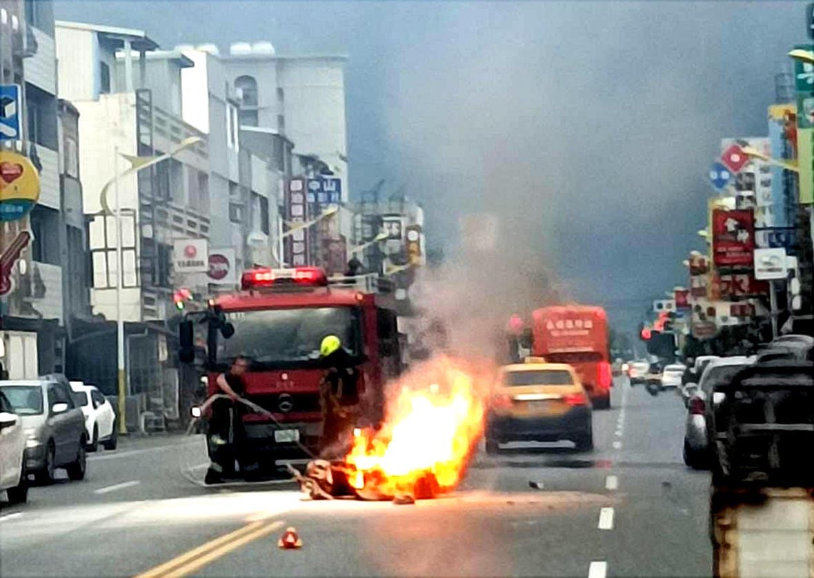 電動機車遭擦撞  倒地後起火燃燒
