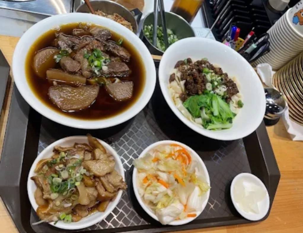位於中興大學圓廳的五哥牛肉麵-興大圓廳店：主打切片牛腱與紅燒湯頭