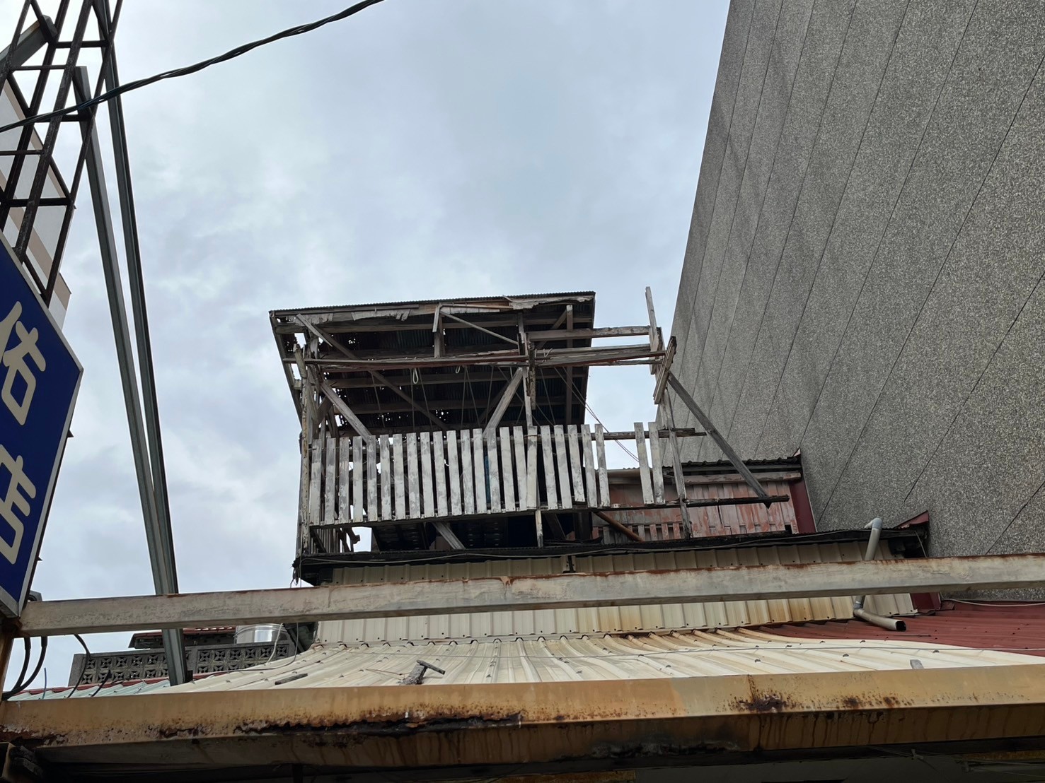 這木造違建是不是有點料 都沒颱風被吹走欸