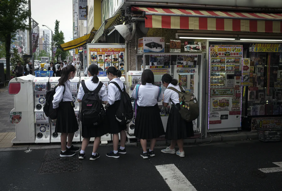 好不容易褪下制服，別又默默把制服穿回去