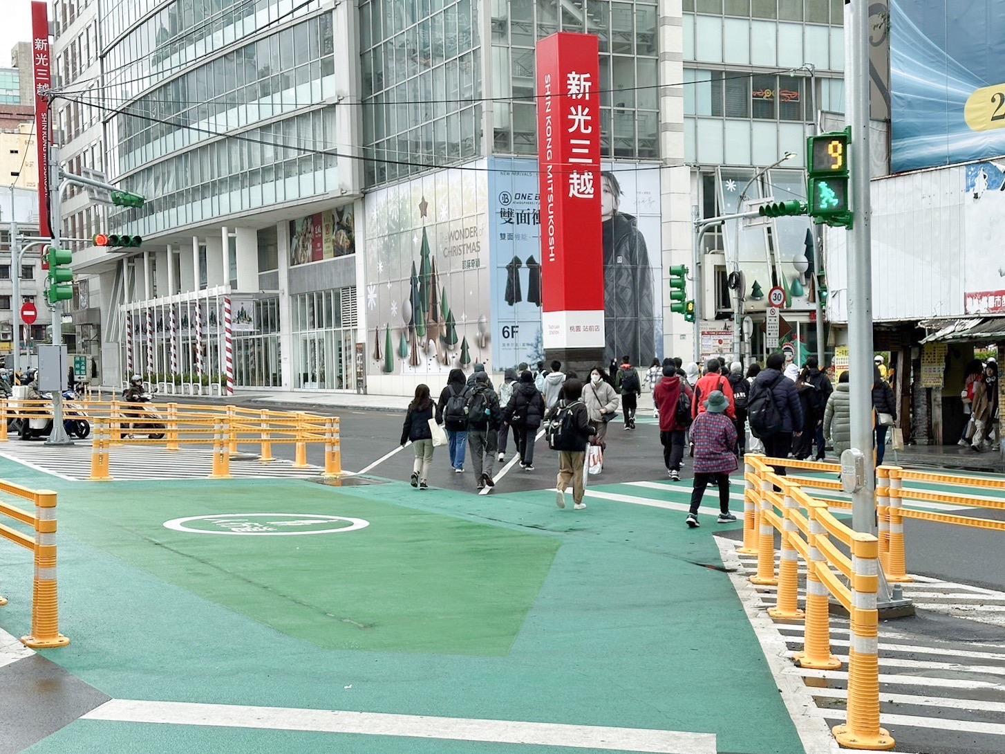 人車不再等到天荒地老 桃園火車站前「行人專用時相」啟用
