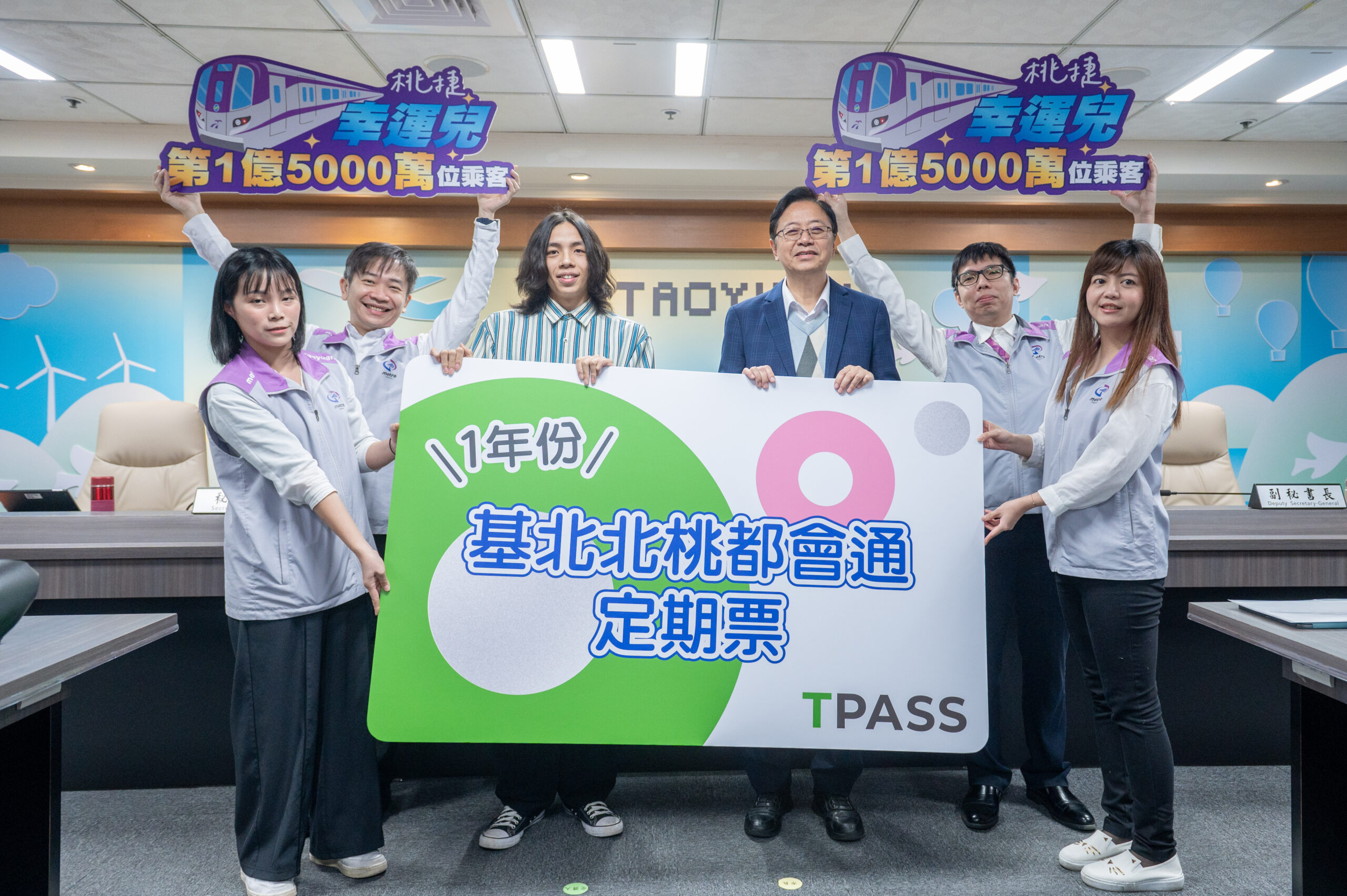 桃捷第1.5億名乘客是他 張市長致贈1年份基北北桃通勤月票