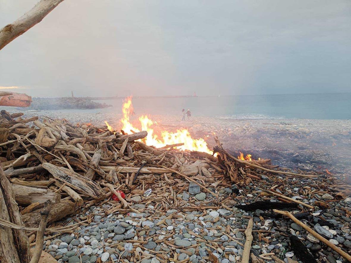 北濱海灘漂流木又燒起來了