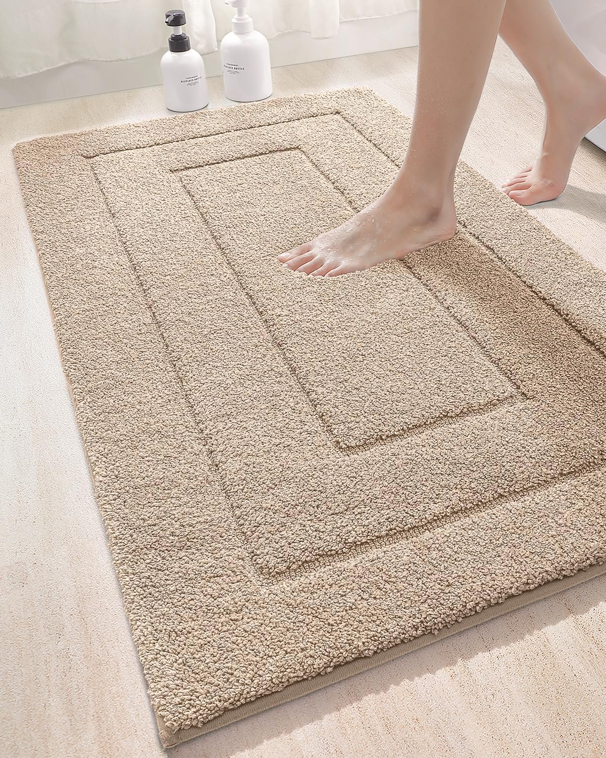 Tapis de bain DEXI, extra doux et absorbant, antidérapant et confortable, idéal pour la baignoire et la douche. Lavable et séchable en machine. Dimensions : 60 x 110 cm. Couleur : beige.