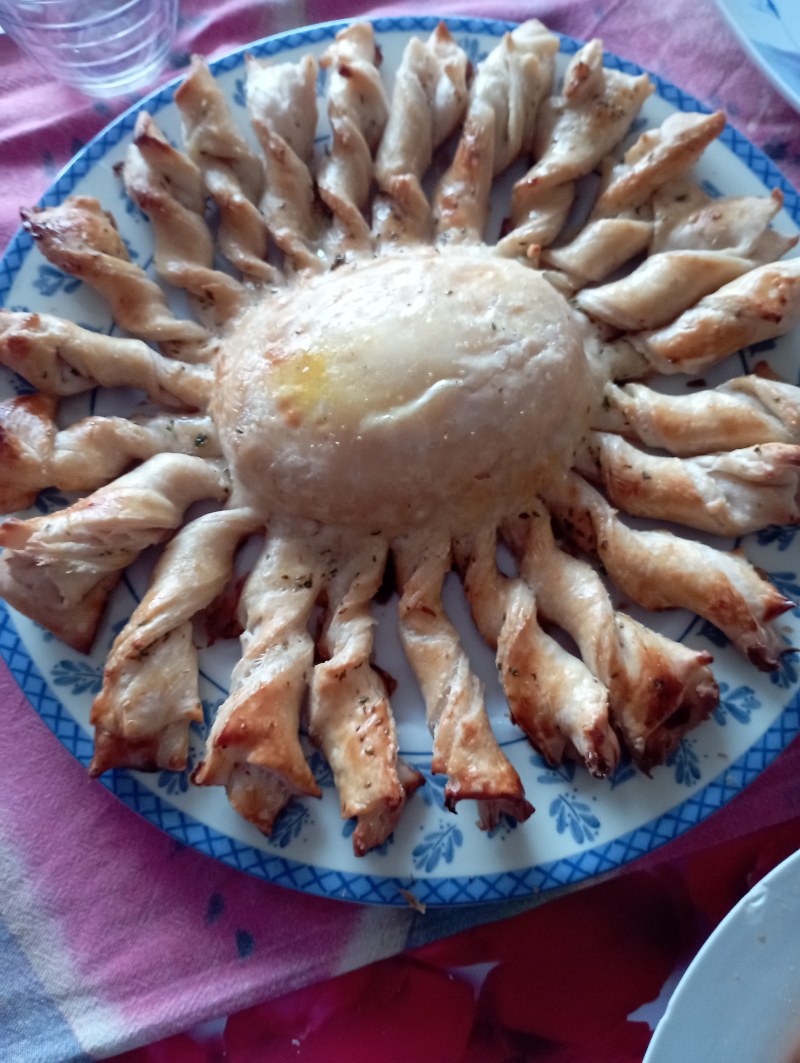 Sole di pasta sfoglia con cuore di formaggio