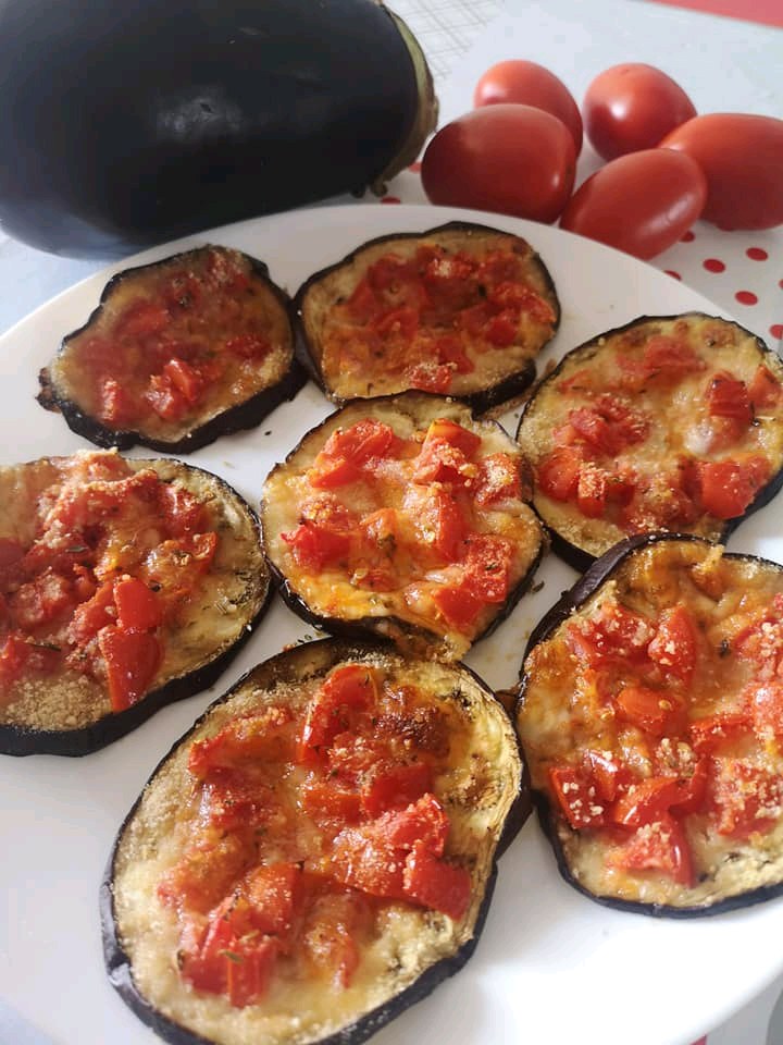 Melanzane sfiziose con pomodorini